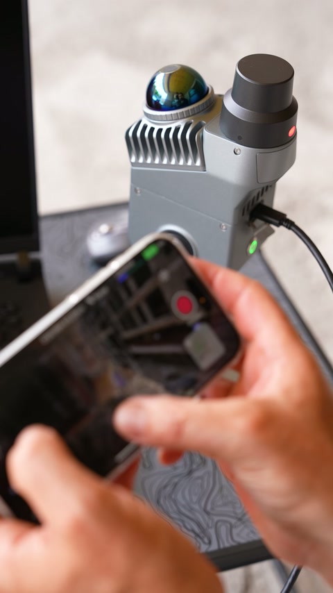 Tarama cihazının sensörleri ve telefon bağlantısı yakından görüntüleniyor.
