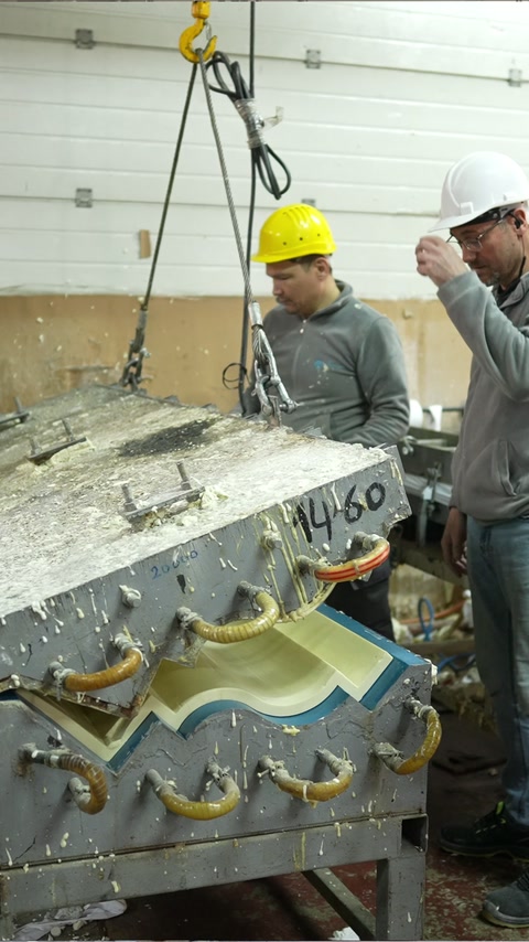 Gli artigiani lavorano presso il laboratorio di produzione su uno stampo di grandi dimensioni