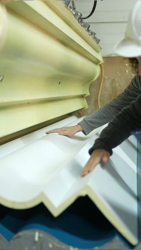 Il profilo decorativo curvo viene mostrato sul banco di produzione da diverse angolazioni