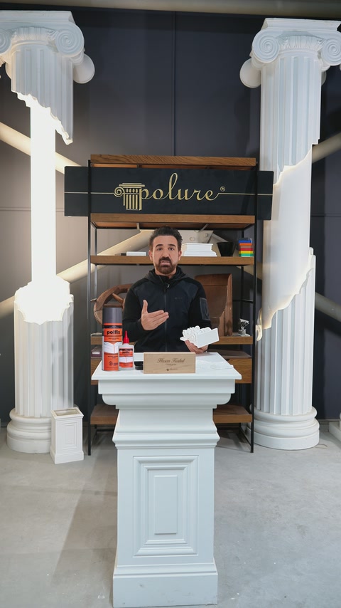 Il presentatore fornisce spiegazioni sui prodotti decorativi in poliuretano