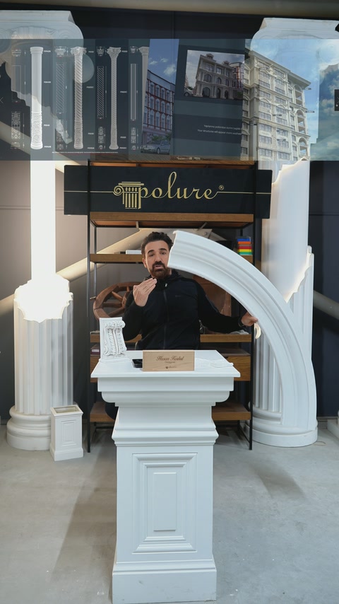 Un pezzo di cornice curvo viene esposto verticalmente accanto al presentatore