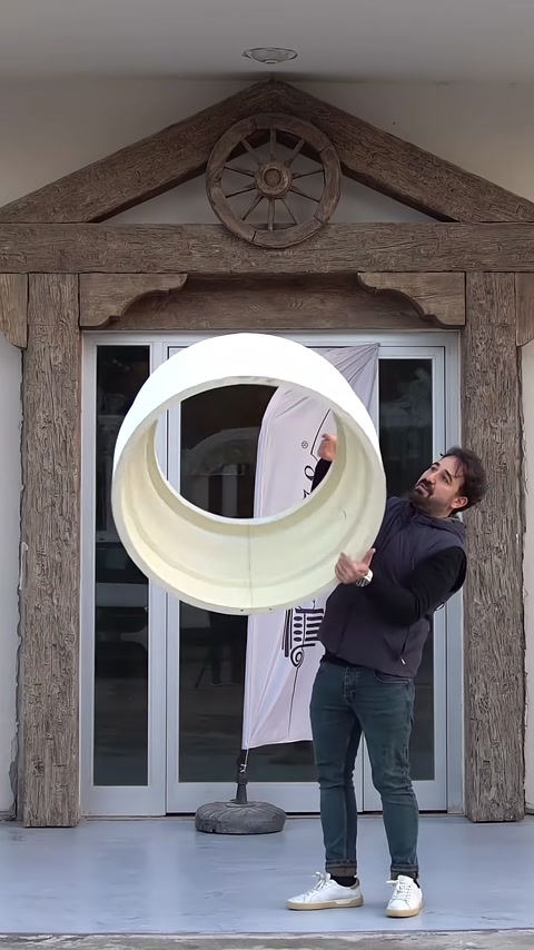 Sono visibili il vano interno e il profilo curvo della base circolare della colonna