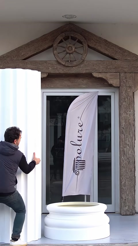 Un lungo fusto di colonna scanalato viene portato in posizione verticale