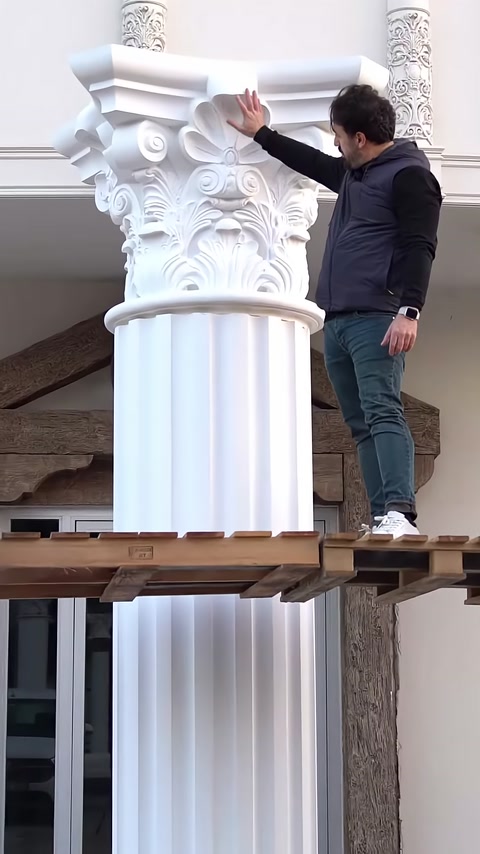 Başlığı ve yivli gövdesi birleştirilen sütun dik duruyor