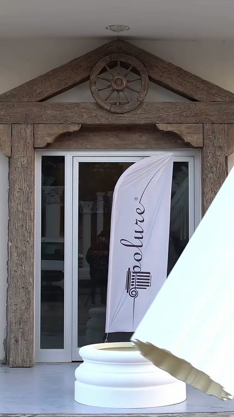 Il corpo della colonna in poliuretano scanalato si avvicina trasversalmente alla base