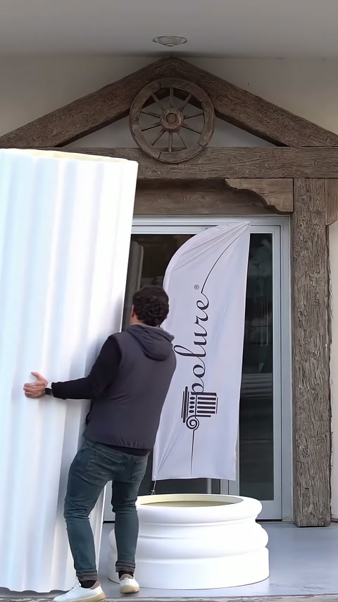 Il corpo della colonna bianca scanalato viene raddrizzato e avvicinato alla base inferiore