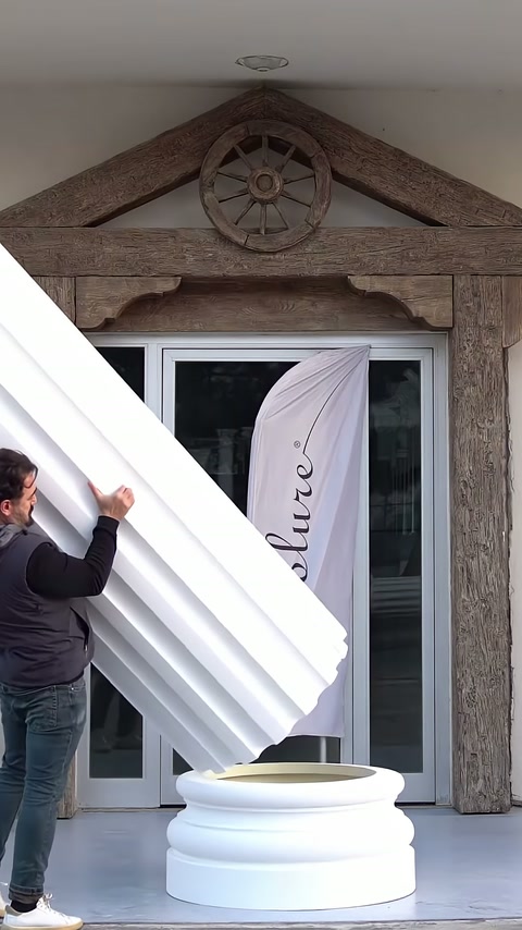 Il corpo della colonna lungo viene bilanciato per essere inserito nell'apertura della base