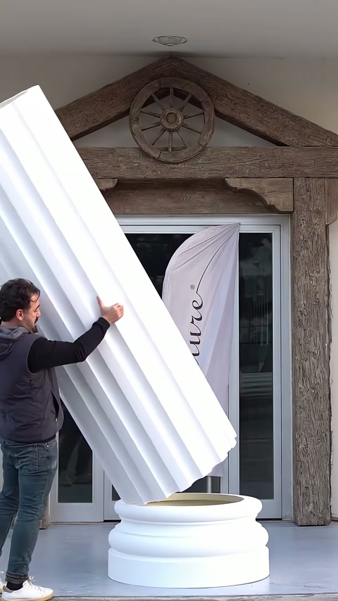 L'artigiano porta il corpo scanalato inclinato sopra la base inferiore