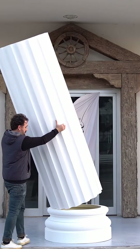 La parte inferiore del corpo della colonna in poliuretano viene avvicinata con cautela alla base