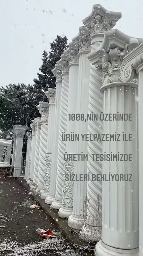 Nel giardino dell'impianto di produzione sono disposte colonne decorative con diversi modelli.