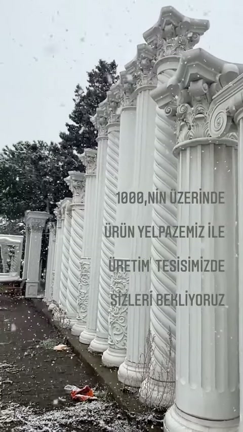 Gli esempi di colonne affiancate offrono fusti in rilievo e capitelli lavorati.