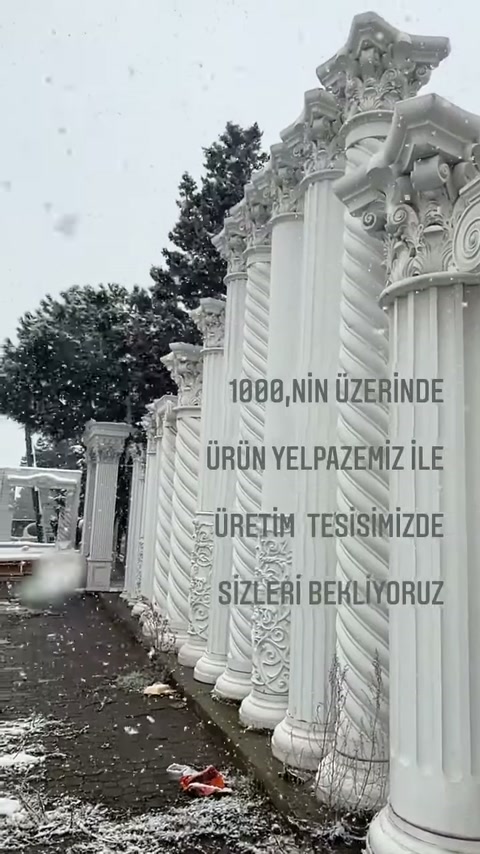 La collezione di colonne bianche è mostrata all'aperto insieme ai dettagli dei capitelli.