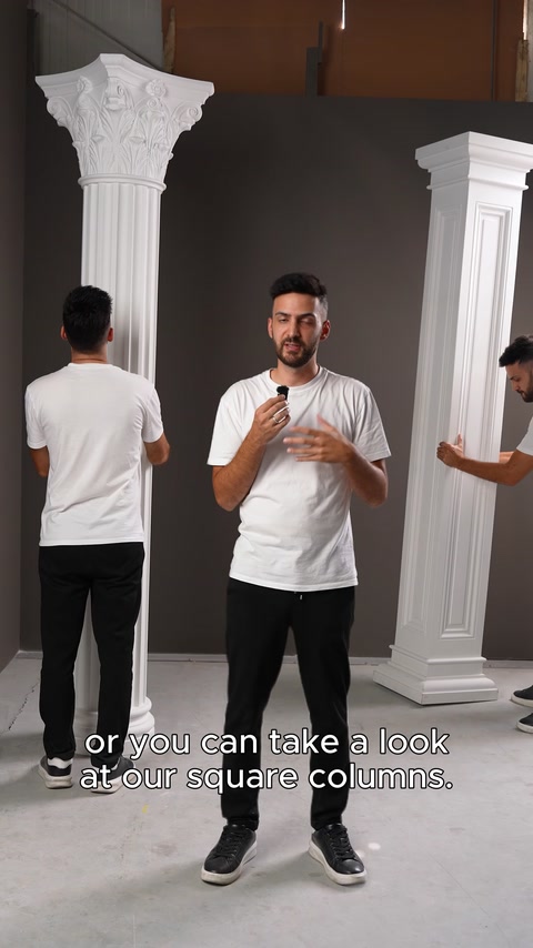 Kare gövdeli dekoratif sütun modeli ayakta sergileniyor