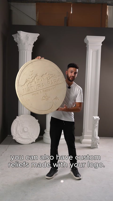 Yuvarlak özel logo rölyefi ön yüzüyle sergileniyor