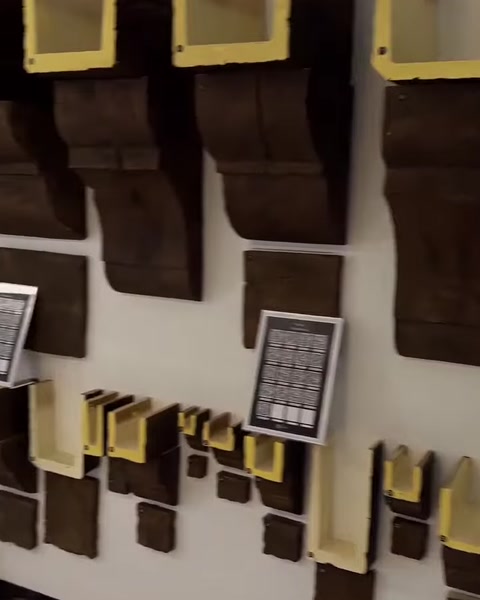 Kahverengi payanda modelleri duvar üzerinde farklı boyutlarda sergileniyor