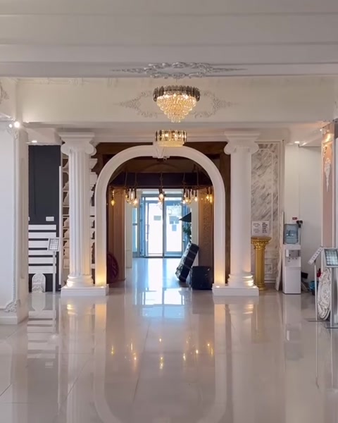 Kemerler, sütunlar ve tavan süslemeleriyle dekore edilmiş showroom girişi