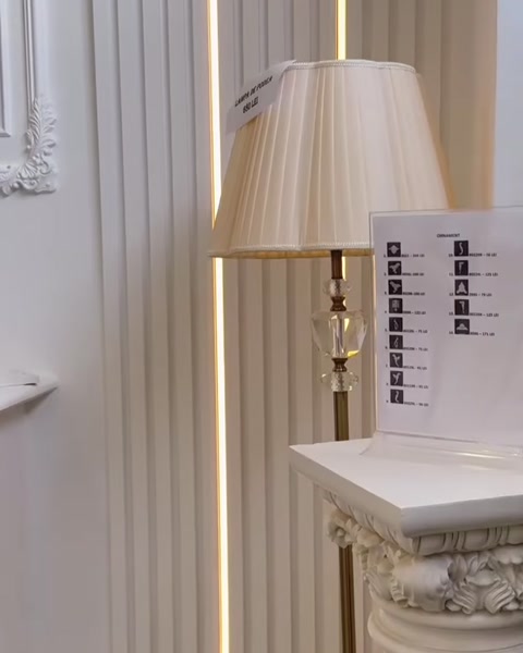 Dikey çıtalarla kaplanan duvar ve süslü şömine köşesi
