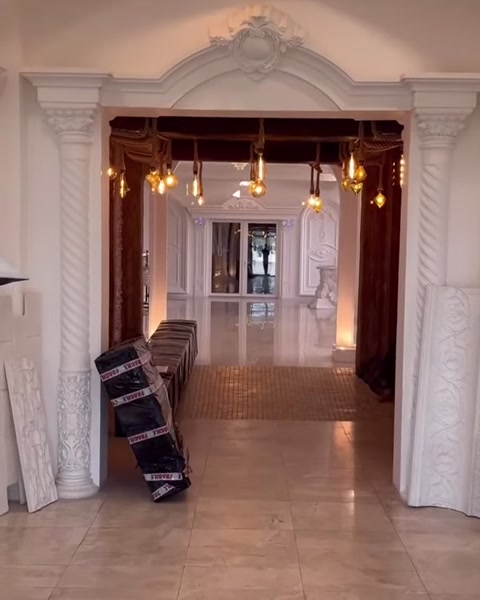 Sütunlar ve alınlık süslemesiyle çerçevelenen geniş geçiş alanı