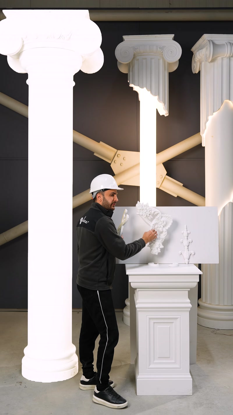 Görkemli Mimari Sütunlarda Estetik Detaylar ve Dekoratif Kombinasyonlar