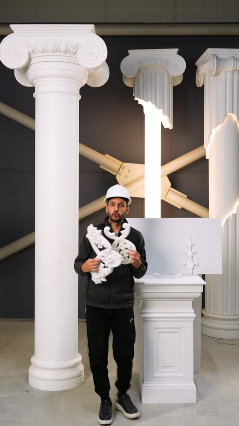 Esperto presenta fianco a fianco due cornici decorative in rilievo nell'area espositiva