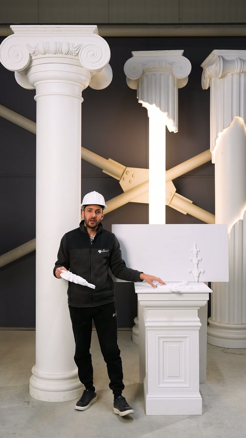 Esperto presenta un lungo pezzo decorativo tra colonne dotate di base
