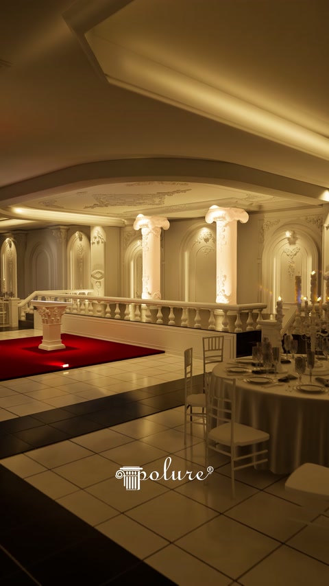Sala ricevimenti con piattaforma a balaustra, colonne classiche e passaggio rosso