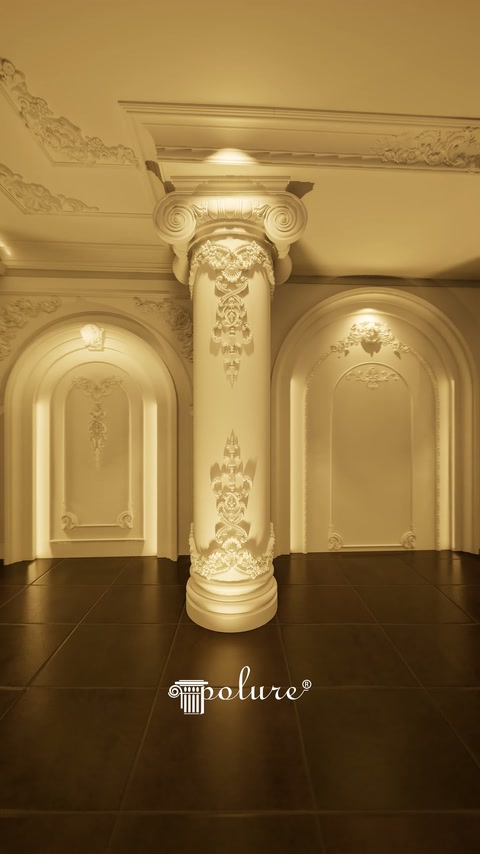 Colonna decorata con rilievi botanici si erge tra nicchie murali ad arco