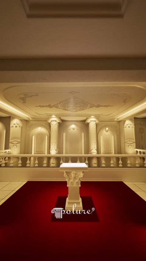 Le colonne simmetriche della sala, balaustre e soffitto decorato osservati frontalmente