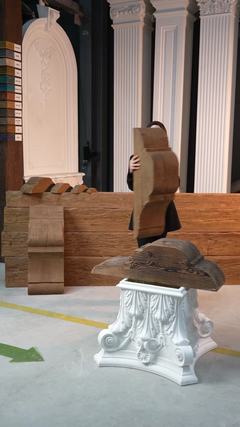 Un grande modello di mensola con texture del legno viene tenuto verticalmente a mano.