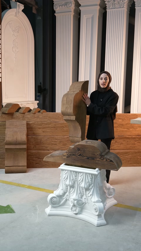 L'operatore mostra la sezione superiore della cornice marrone con pattern in legno.