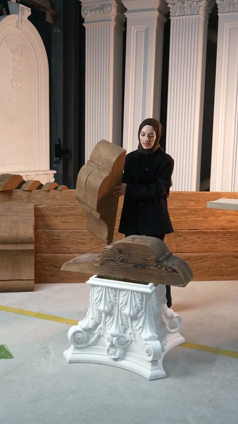 Il modello di cornice curva viene presentato insieme al gruppo di prodotti con texture in legno.