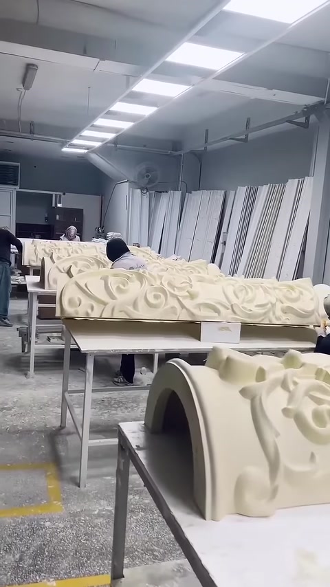 Silindirik form üzerindeki bitkisel desenlerin belirgin ürün detayı