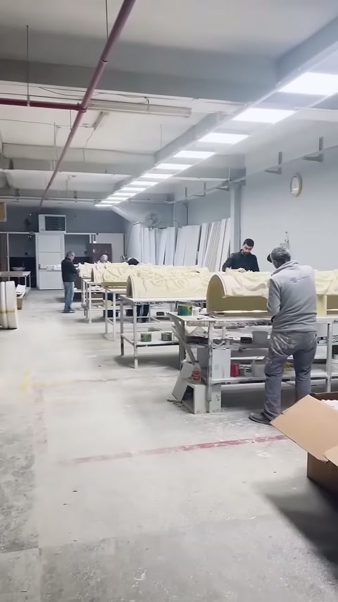 Ustalar uzun tezgâhlarda kabartmalı sütun ayağı parçalarını hazırlıyor
