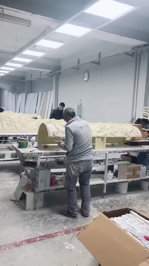 Çiçek desenli sütun ayağı parçaları çalışma masalarında bekliyor