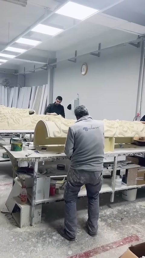 Usta yarım silindir biçimli sütun parçasına yüzey işlemi uyguluyor
