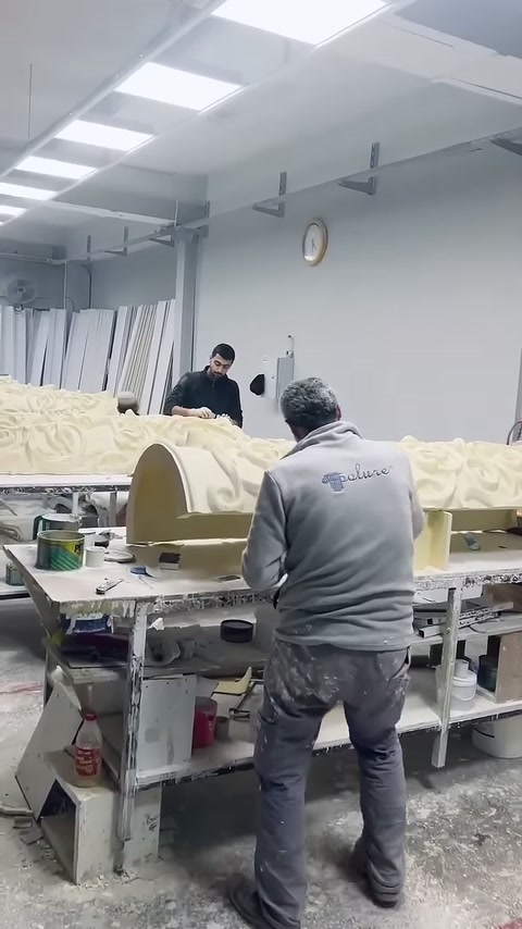 İşçi kabartmalı sütun tabanının kenar bölümünü elde işliyor