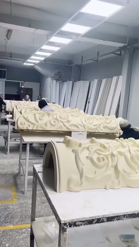 Kabartmalı sütun ayakları farklı tezgâhlarda imalat sırasını bekliyor
