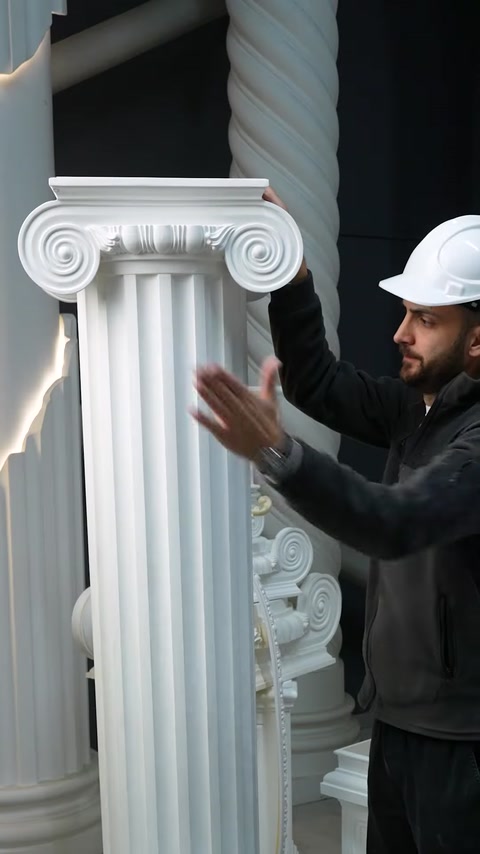 Dettaglio di colonna decorativa scanalata con volute in stile ionico