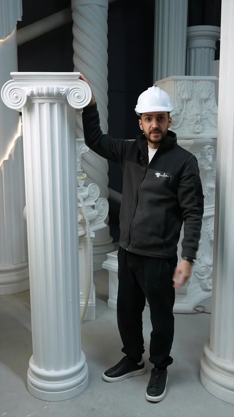 Colonna decorativa a tutta altezza esposta con capitello e base