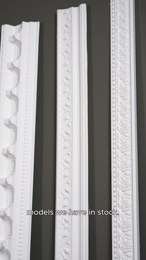 I modelli di cornici decorative con diversi motivi e profili sono mostrati da vicino