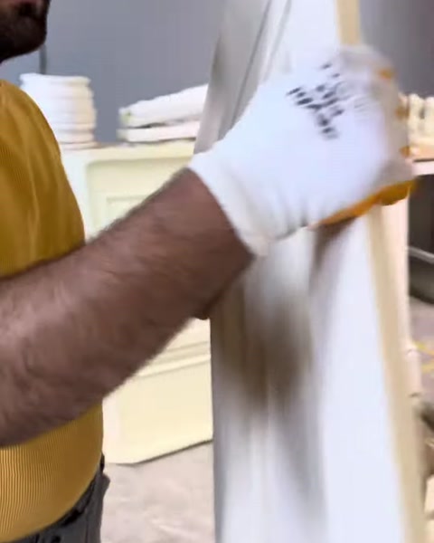 Usta iki gövde parçasını köşeden bastırarak birleştiriyor