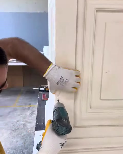 Köşe birleşim derzi taşlama ucuyla temizlenip düzleştiriliyor