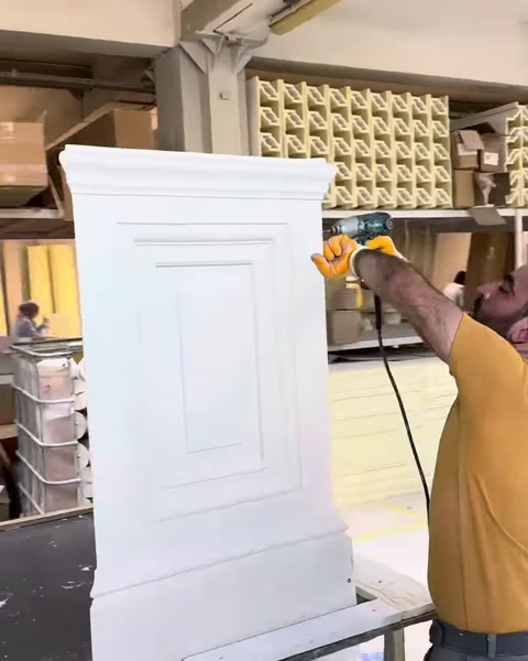 Birleştirilmiş pilaster başlığı gövdesi atölyede kontrol ediliyor