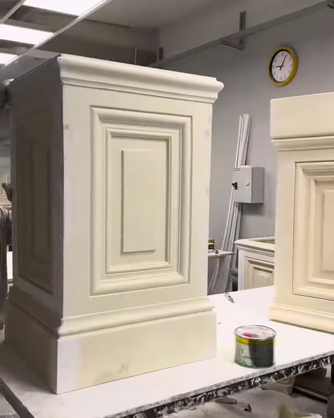 Profilli pilaster başlığı ham hâliyle tezgâh üzerinde duruyor