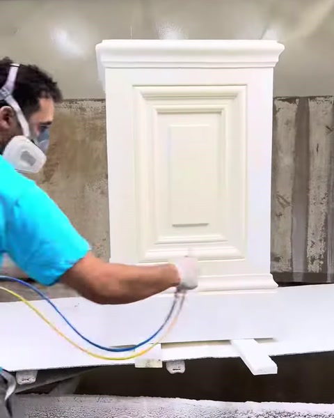 Sütun başlığının üst kornişi ve panel detayı boyanırken