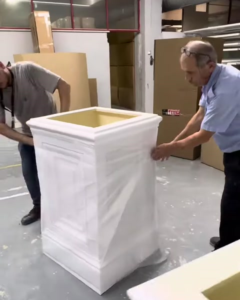 Bitmiş sütun başlığı paketleme bölümünde son kontrolden geçiyor