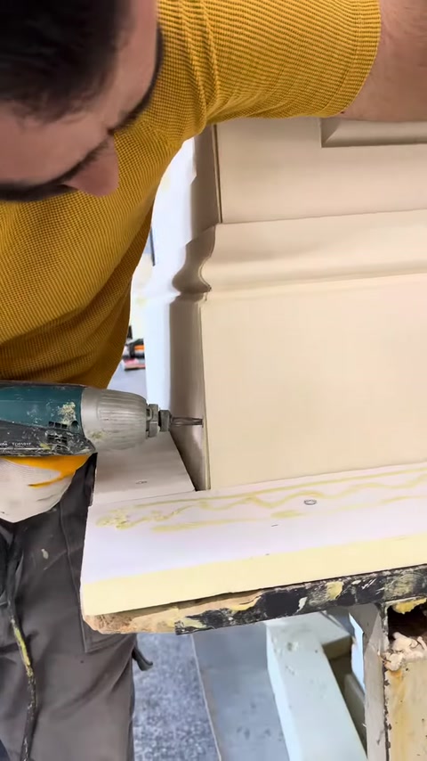 The decorative curved side detail is positioned along the body edge