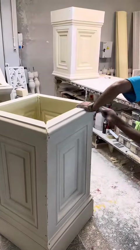 The top view of the hollow pilaster body is examined