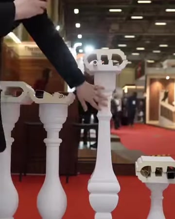Sono esposti modelli di balaustre decorative bianche in diverse forme e altezze.
