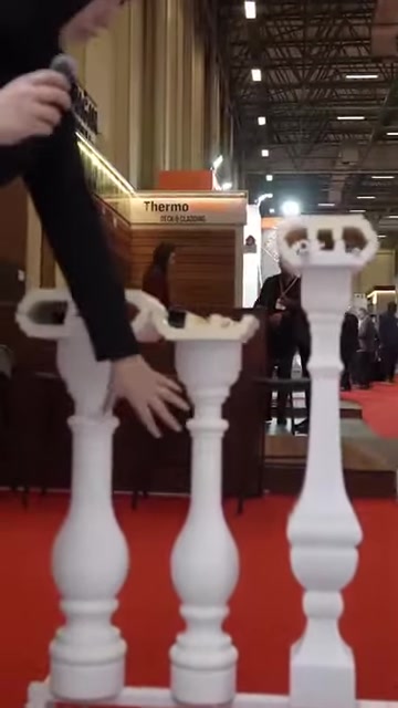 Sono visibili le forme del corpo e dei capitelli dei balaustri decorativi disposti uno accanto all'altro.